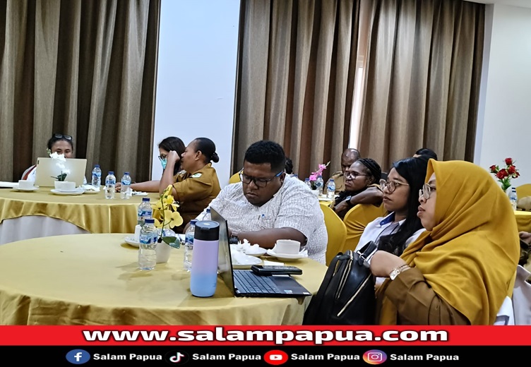 Beberapa peserta serius mendengarkan materi sosialisasi (salampapua.com/Acik)
