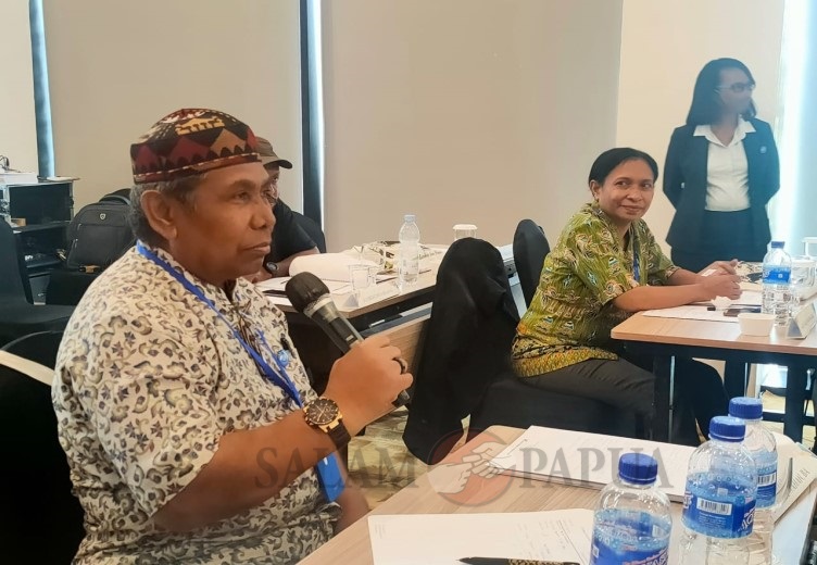 Peserta/calon mediator saat menyampaikan pertanyaan (Foto:salampapua.com/Acik)