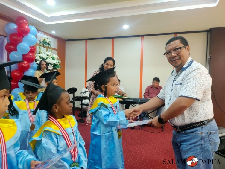 Penyerahan ijazah oleh Pendiri Miracle School Abraham HT Raweyai (Foto:salampapua.com/Acik)