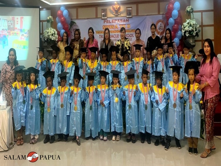 Foto bersama guru-guru, komite sekolah, dan 26 Anak TK B Miracle School Angkatan Ke-VII (Foto:salampapua.com/Acik)
