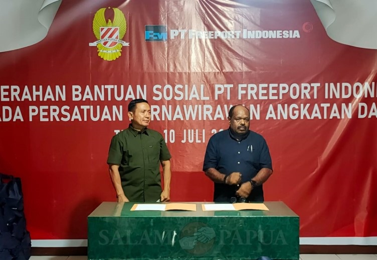 VP Community Relation PTFI Nathan Kum saat menyampaikan sambutan sebelum penyerahan paket sembako (Foto:salampapua.com/Acik)