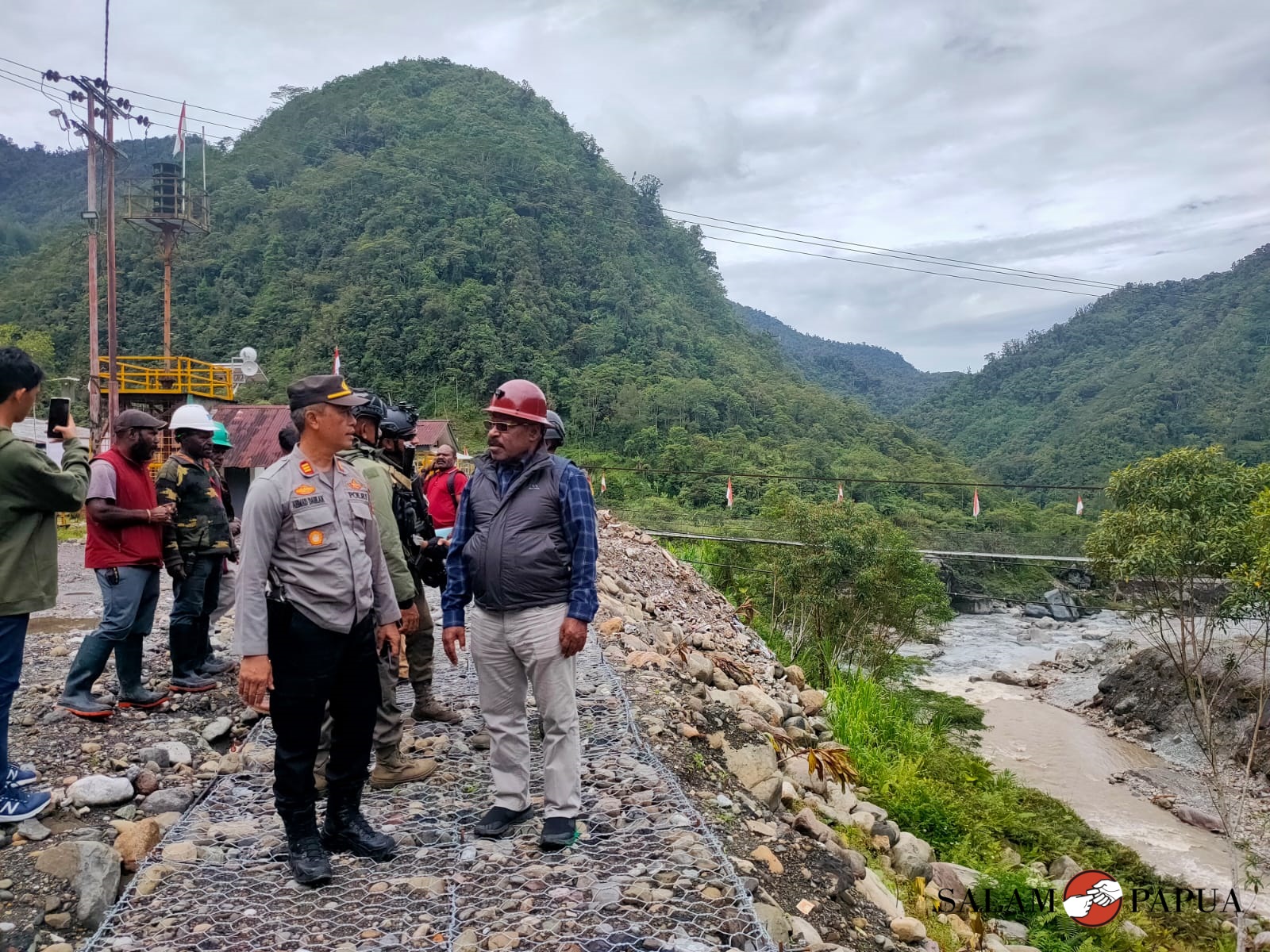 Ketua DPRD Mimika Anton Bukaleng,S.Sos,M.Si bersama Kapolsek Tembagapura AKP Ahmad Dahlan saat mensurvei lokasi pembangunan jembatan di Banti 2 (Foto:salampapua.com/Acik)