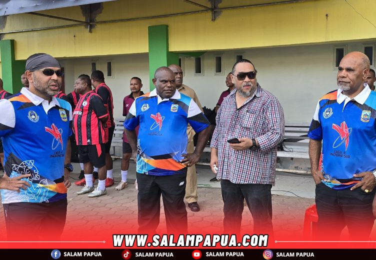 Gubernur Papua Tengah Meki F Nawipa (dua dari kanan), Wakil Gubernur Papua Tengah Deinas Geley (paling kanan) dan Director and EVP Sustainable Development PTFI Claus Wamafma (paling kiri) saat bersiap-siap ikut bermain dalam pertandingan persahabatan (salampapua.com/JR)