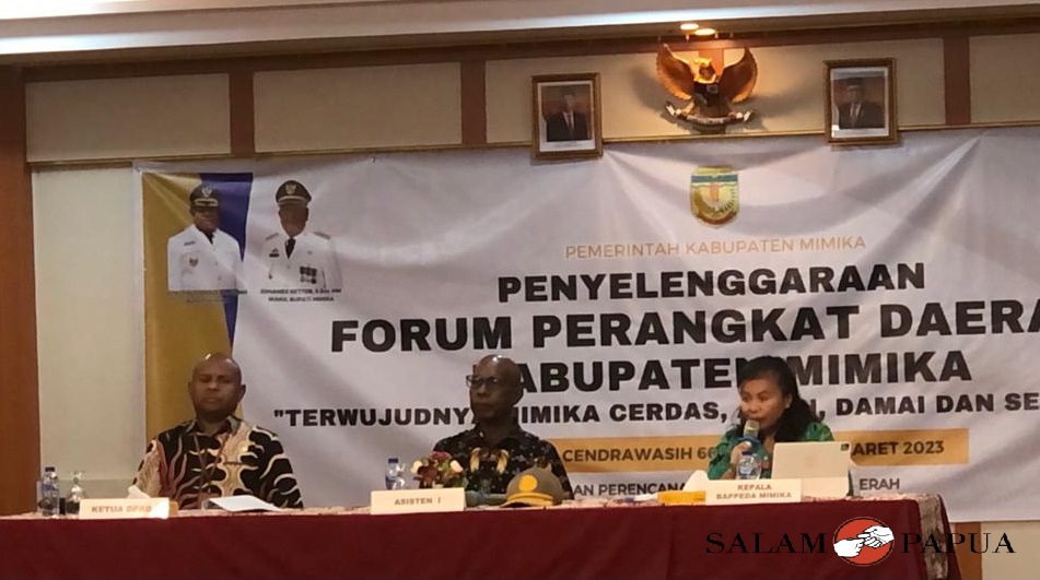 Kepala Bappeda Kabupaten Mimika Yohana Paliling saat membacakan capaian indikator kerja Kabupaten Mimika (Foto:salampapua.com/Evita)