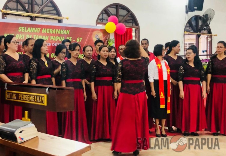 Persatuan Kaum Bapak (PKB) dan Persatuan Kaum Wanita (PW) GKI Solagratia saat menyanyikan pujian bagi Tuhan dalam ibadah syukur (salampapua.com/Evita)