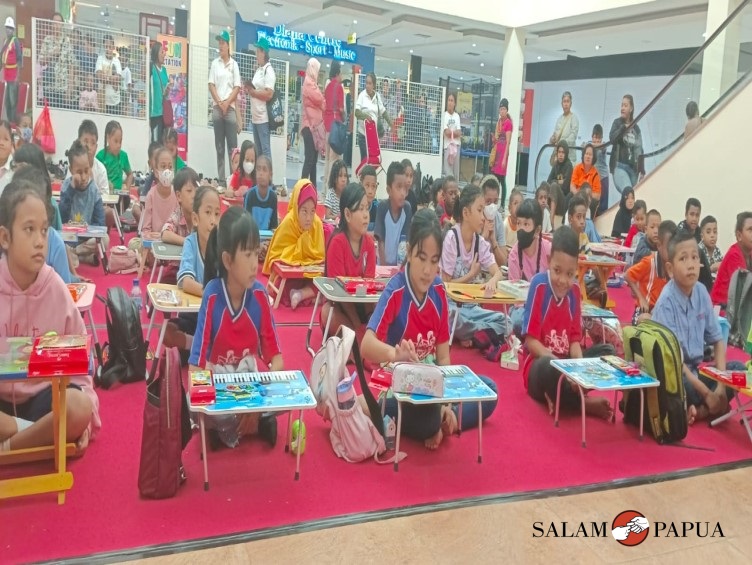 Peserta lomba mewarnai tingkat SD serius mendengarkan arahan panitia  (Foto:salampapua.com/Acik)
