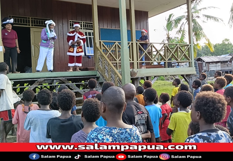 Anak-anak kampung Ohotya saat diperkenalkan dengan santa claus dan tangan kelinci (salampapua.com/Acik)