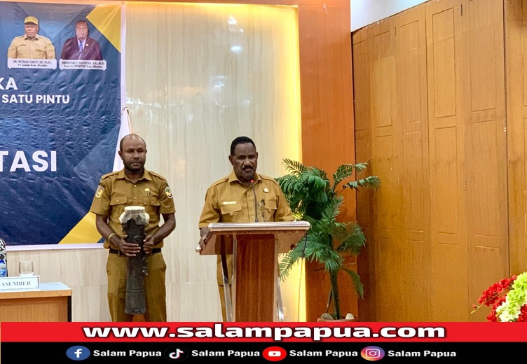 Asisten II Bidang Perekonomian dan Pembangunan Setda Mimika, Willem Naa saat membacakan sambutan Pj Bupati Mimika Valentinus Sudarjanto Sumito (salampapua.com/Evita)