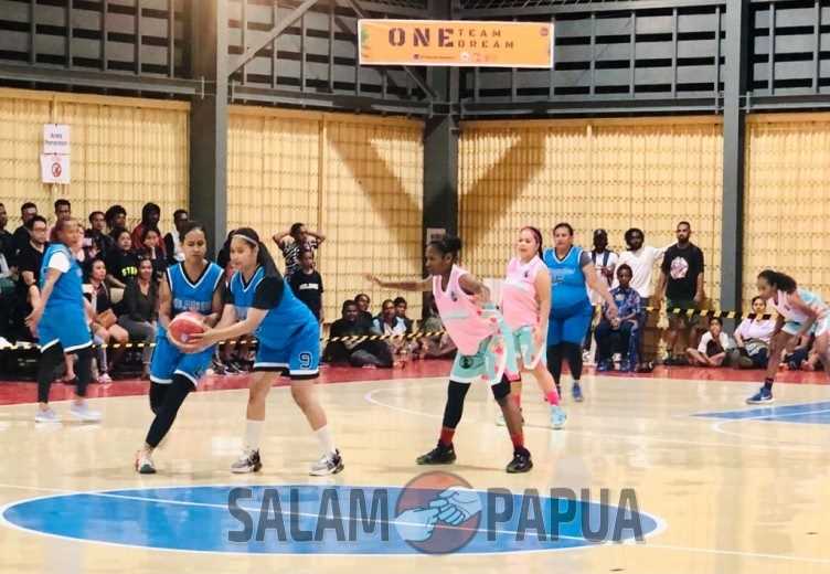 Situasi pertandingan babak final Tim Basket Putri KKBC Vs IR-HR (Foto:salampapua.com/Evita)