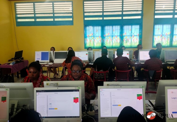 Para Sekretaris dan Kasubag OPD saat serius mengikuti ujian (Foto:salampapua.com/Acik)