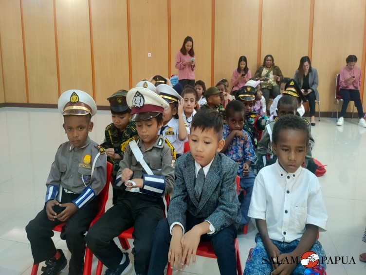 Anak-anak TK B sebelum mengenakan pakaian wisuda (Foto:salampapua.com/Acik)