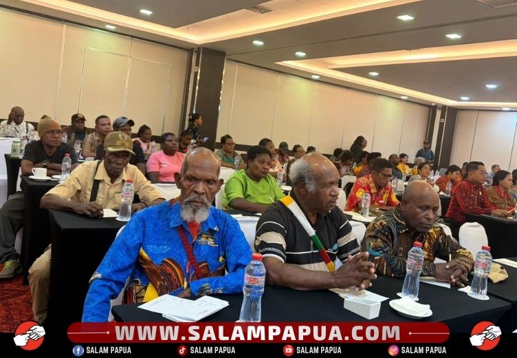 Suasana Pertemuan Advokasi Promosi Kesehatan yang melibatkan lembaga adat, tokoh masyarakat, tokoh agama, dan aparat kampung (salampapua.com/Evita)