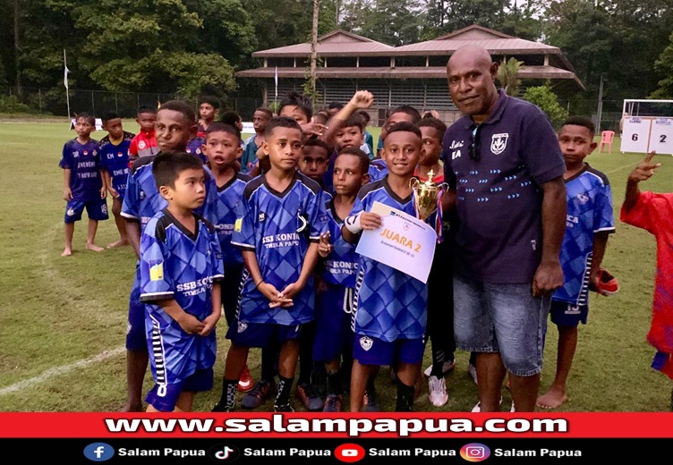 Pemberian trofi juara 2 dari Ketua Harian Persemi Mimika Emanuel Ananim kepada SSB Konica (salampapua.com/Evita)