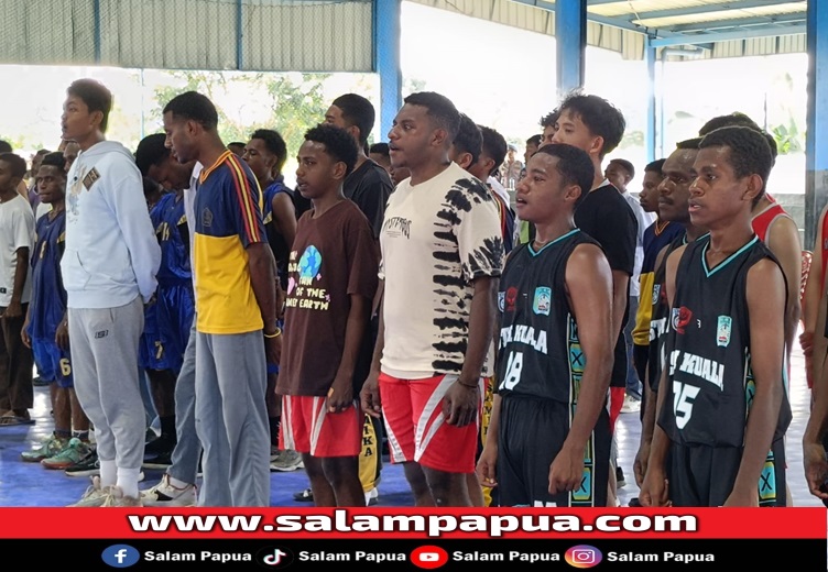 Tim peserta pertandingan menyanyikan lagu kebangsaan Indonesia Raya pada pembukaan pertandingan (salampapua.com/Acik)