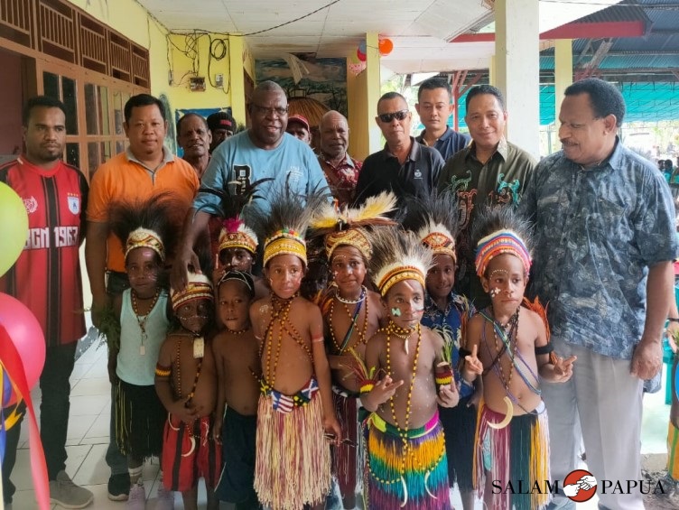 Foto bersama usai pengguntingan pita peresmian gedung TK Mamunuok (Foto:salampapua.com/Acik&Abeth)
