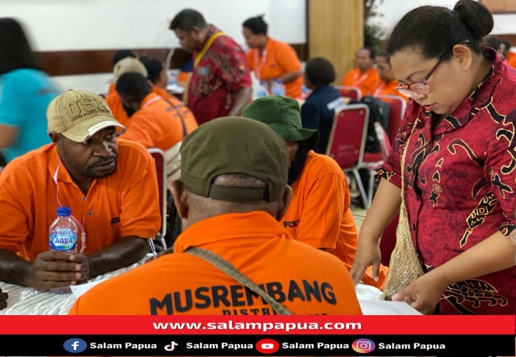 Peserta Musrenbang Distrik Kwamki Narama saat sedang berdiskusi (salampapua.com/Evita)