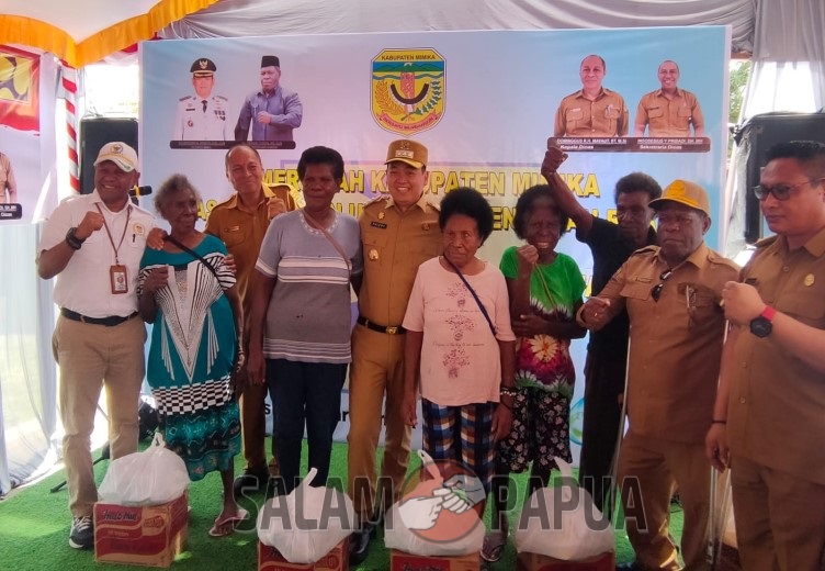 Foto bersama penerima bantuan sembako (Foto:salampapua.com/Acik)