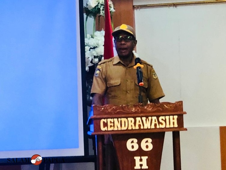 Asisten I Bidang Pemerintahan dan Kesejahteraan Rakyat Setda Mimika, Paulus Dumais saat membacakan sambutan Plt Bupati Mimika Johannes Rettob (Foto:salampapua.com/Evita)