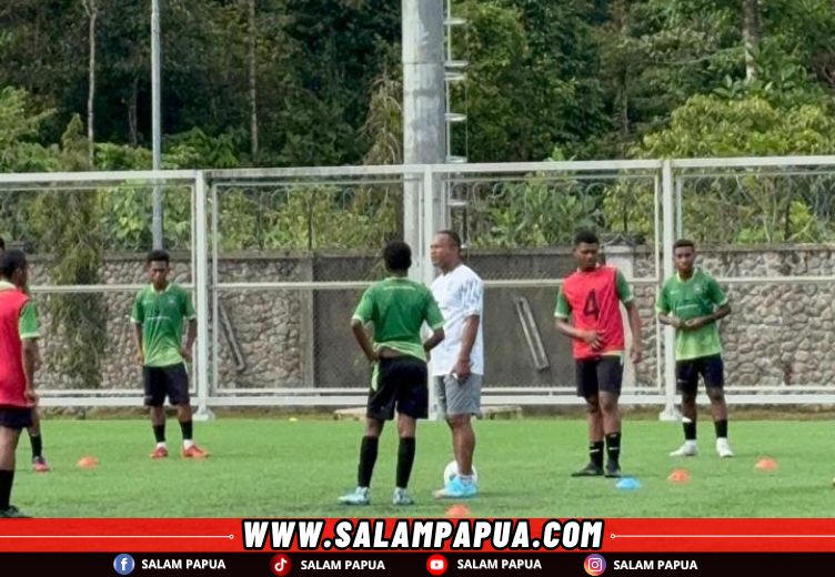 Pelatih PFA U-15, Steven Imbiri saat melatih anak-anak di lapangan MSC (salampapua.com/Evita)