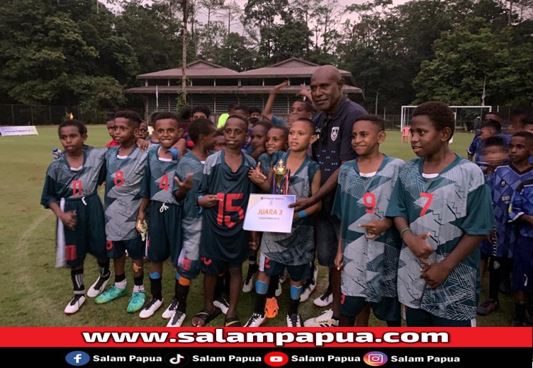 Pemberian trofi juara 3 dari Ketua Harian Persemi Mimika Emanuel Ananim kepada SSB Aruka (salampapua.com/Evita)