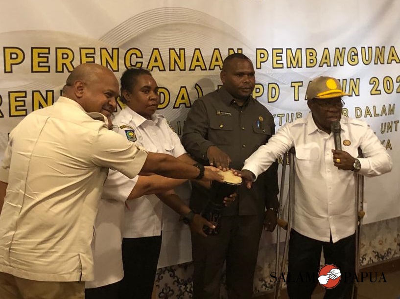 Penutupan secara resmi Musrenbang RKPD Mimika 2024 oleh Pj Sekda Mimika Petrus Yumte mewakili Plt Bupati Mimika Johannes Rettob yang ditandai dengan pemukulan Tifa (Foto:salampapua.com/Evita)
