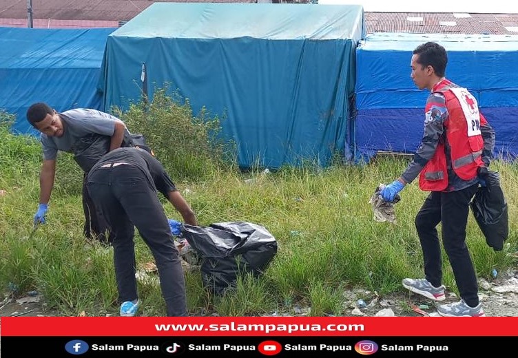 PMI Mimika saat mengikuti kegiatan bersih-bersih kota Timika (salampapua.com/Evita)