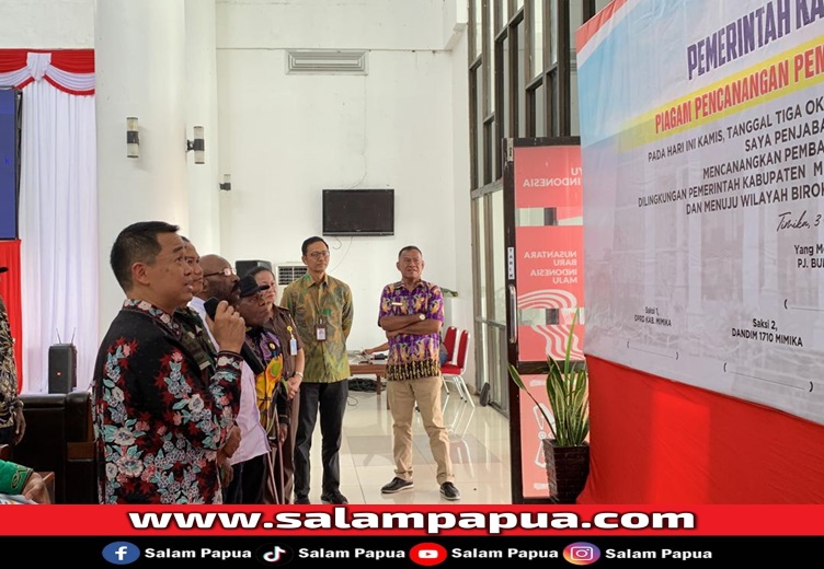 Pj Bupati Mimika Valentinus S Sumito saat membacakan piagam pencanangan pembangunan Zona Integritas menuju Wilayah Bebas Korupsi serta Wilayah Birokrasi Bersih dan Melayani, yang diikuti semua pimpinan OPD (salampapua.com/Evita)