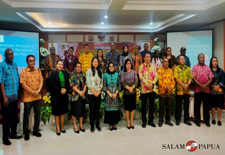 Foto bersama beberapa pejabat Pemkab Mimika dan para pemateri (Foto:salampapua.com/Acik)