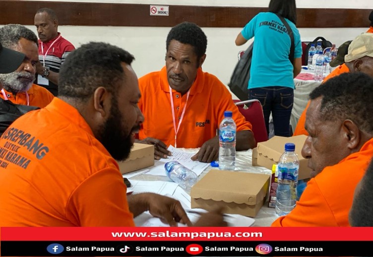 Peserta Musrenbang Distrik Kwamki Narama saat sedang berdiskusi (salampapua.com/Evita)