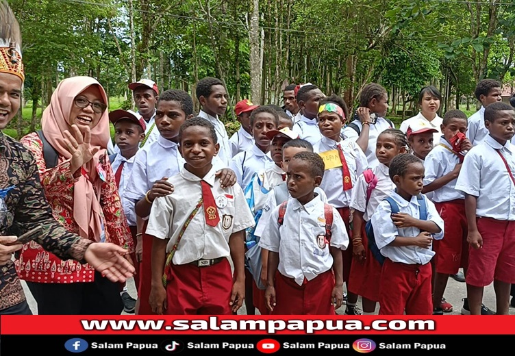 Murid SD Sentra Pendidikan berbaris mengikuti acara launching program Mimika pandai berhitung metode Gasing (salampapua.com/Acik)