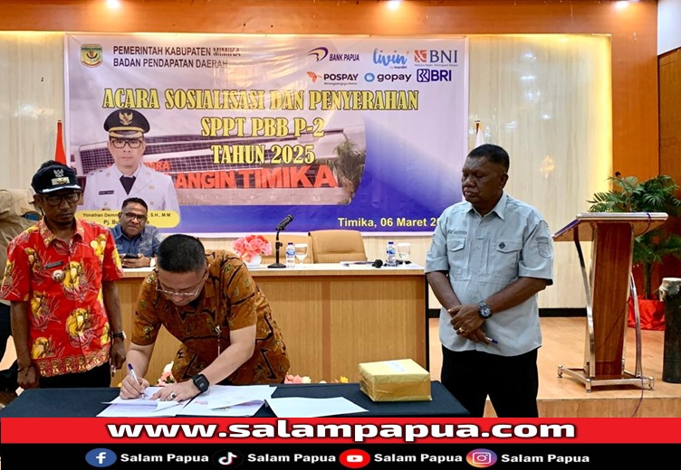 Penandatanganan berita acara penyerahan SPPT PPB-P2 oleh Kepala Bapenda Dwi Cholifa, yang digelar di Hall Room Hotel Grand Tembaga, Kamis (6/3/2025) (salampapua.com/Evita)