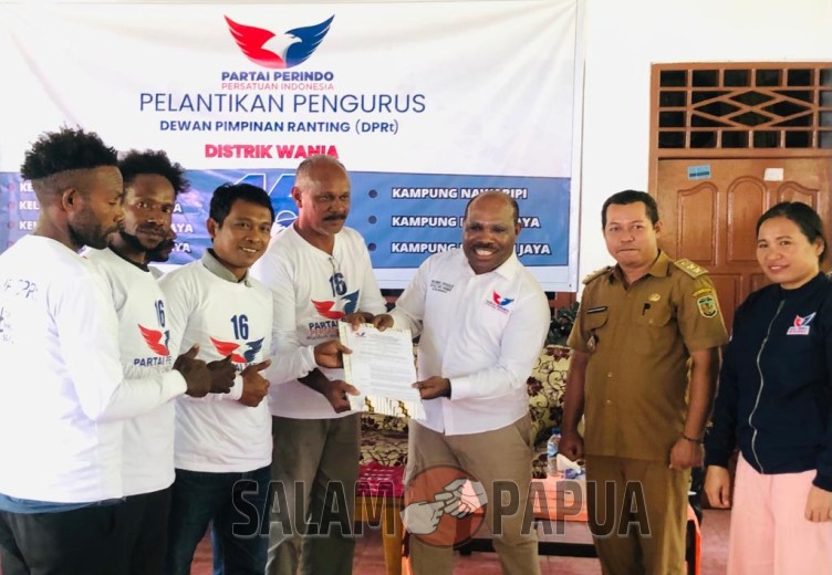 Pemberian SK Pengurus oleh Ketua DPD Partai Perindo Kabupaten Mimika Maximus Tipagau kepada Dewan Pimpinan Ranting Kadun Jaya (salampapua.com/Evita)