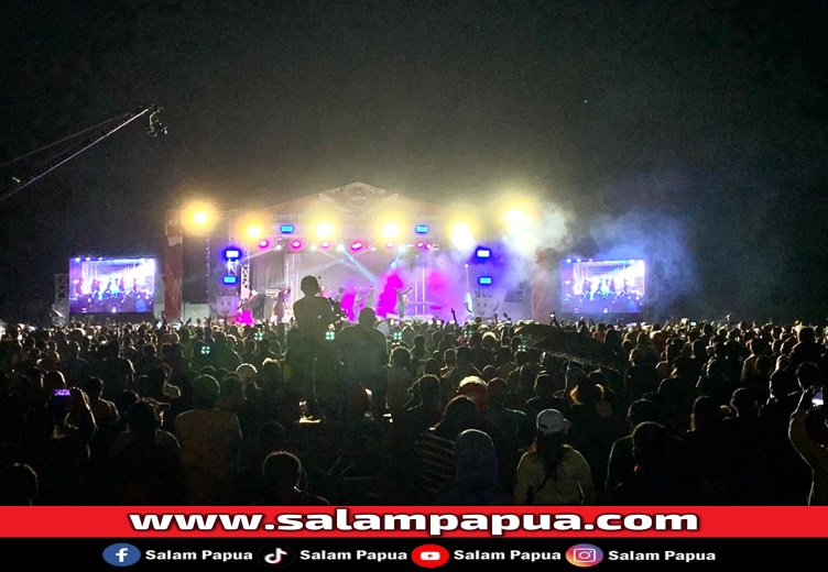 Masyarakat Mimika yang begitu antusias saat mengikuti launching tahapan Pilkada 2024 (salampapua.com/Evita)