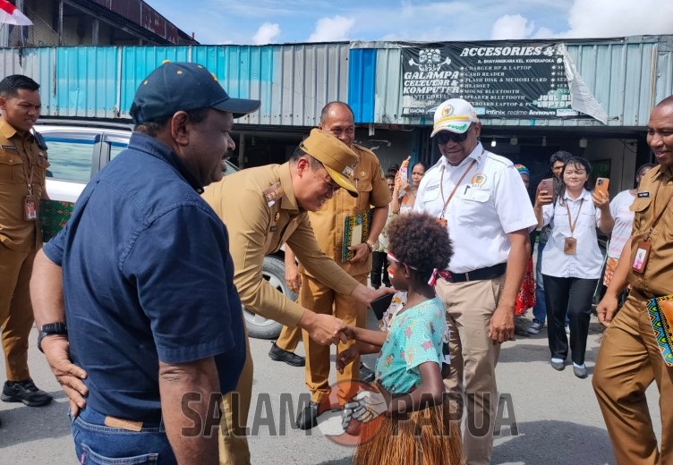 Dua anak di Kelurahan Koperapoka yang ditugaskan menyambut kedatangan Pj Bupati Mimika Valentinus Sudarjanto Sumito (Foto:salampapua.com/Acik)
