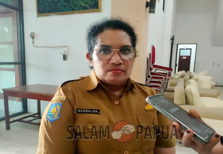Kepada Dinas P3AP2KB Kabupaten Mimika Hermalina Imbiri saat diwawancarai usai pembukaan kegiatan (Foto:salampapua.com/Acik)
