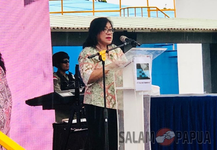 Sambutan Bupati Mimika Eltinus Omaleng yang diwakili Asisten III Bidang Administrasi Umum Setda Mimika Hendritte Tandiyono (salampapua.com/Evita)