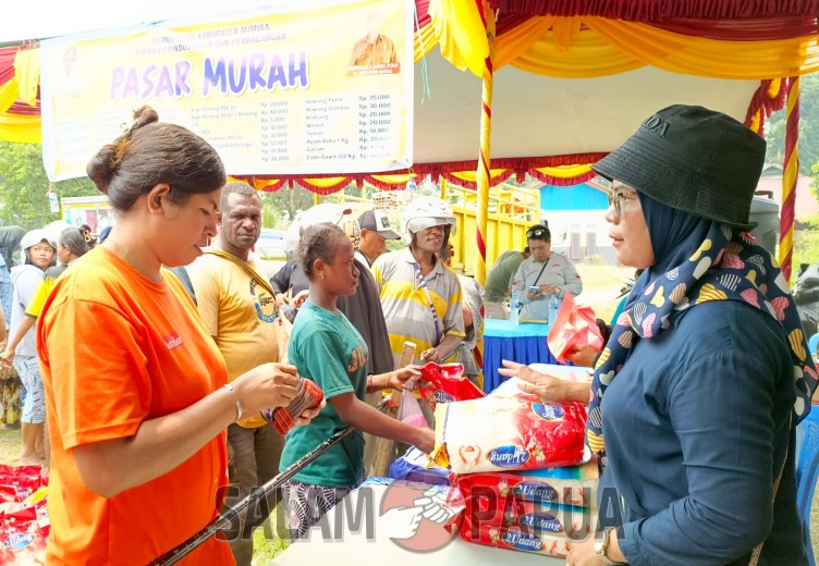 Pegawai Disperindag Mimika saat melayani masyarakat dalam pasar murah yang digelar di pasar SP2 Timika (salampapua.com/Acik)