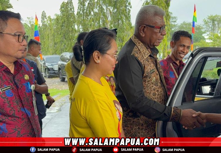 Pengantar pasien menggunakan Maxim yang dilepas Bupati Mimika Johannes Rettob (salampapua.com/Evita)
