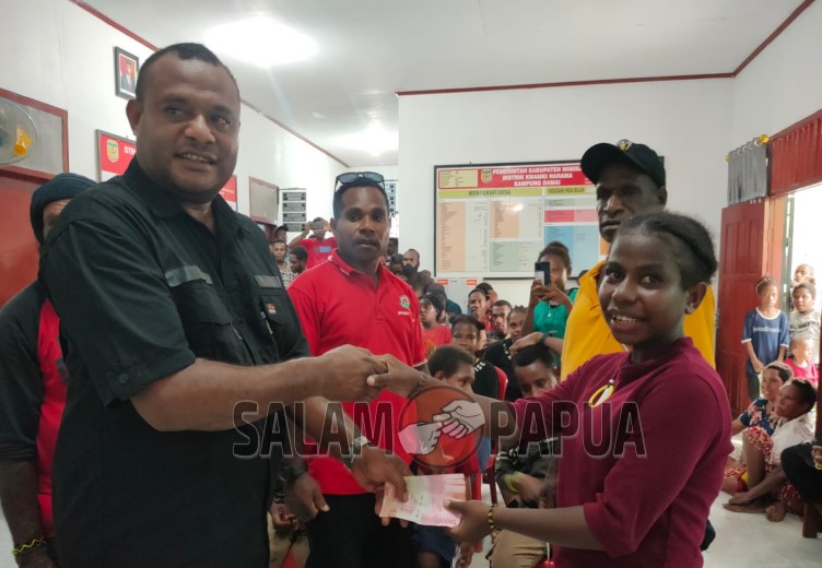 Parade Foto: Pemerintah Kampung Damai Serahkan Beasiswa Kepada 101 Anak Dan Bantu 10 Mesin Babat Rumput Untuk Warga