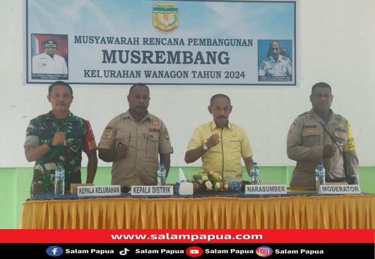 Lurah Wanagon Yance Buinei didampingi Bhabinkamtibmas saat menyanyikan lagu Indonesia Raya (salampapua.com/Acik)