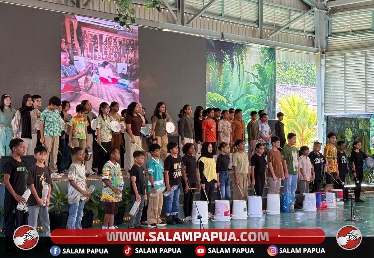 Penampilan permainan musik dari barang-barang bekas oleh siswa kelas VI SD YPJ KK (salampapua.com/Evita)