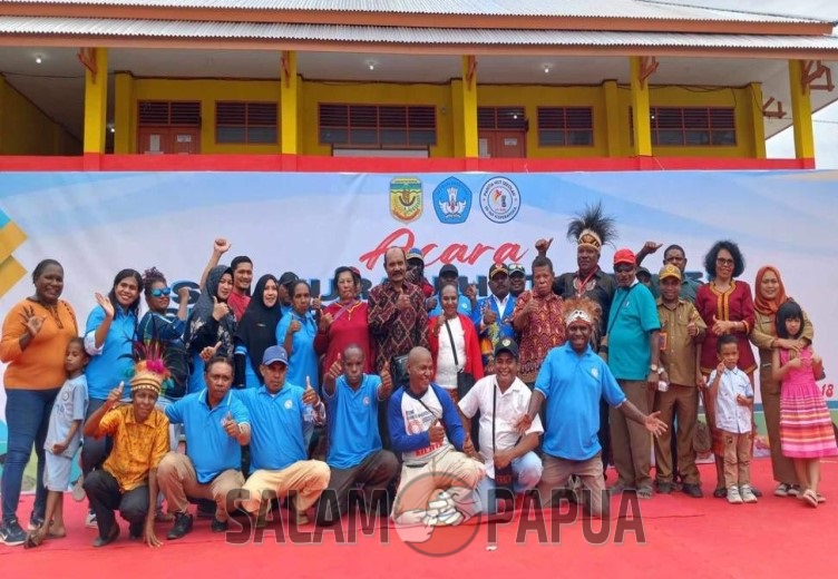 Foto bersama para alumni dan mantan guru SD Koperapoka (Foto:salampapua.com/Evita)