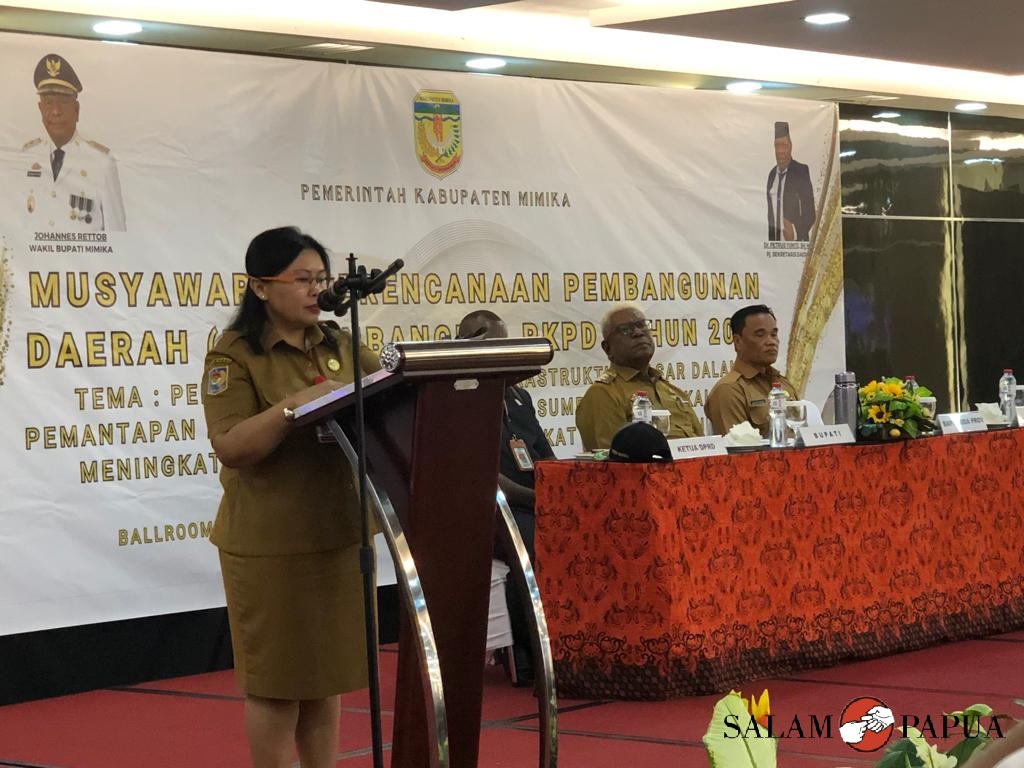 Kepala Bappeda Mimika Yohana Paliling saat menyampaikan laporannya pada pembukaan Musrenbang RKPD Mimika 2024 (Foto:salampapua.com/Evita)