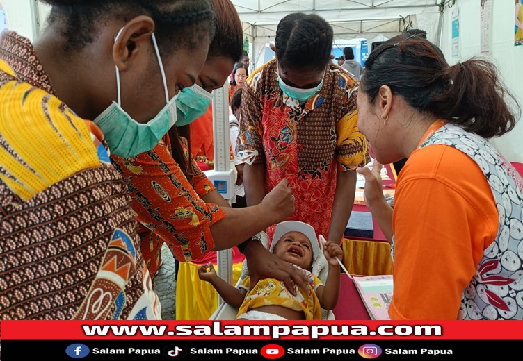 Penimbangan balita sebelum dipolio (salampapua.com/Abeth)