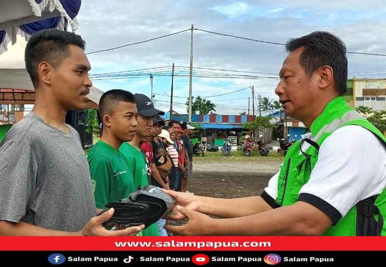 Penyerahan kantong sampah dan sarung tangan oleh Manager Environmental Central System And Project Departement PTFI, Pratita Puradyatmika (salampapua.com/Evita)