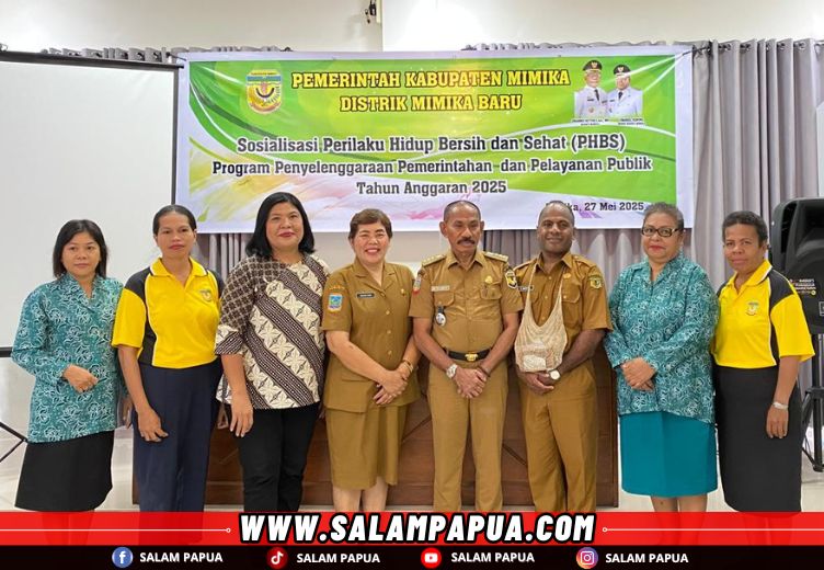 Foto bersama usai pembukaan sosialisasi PHBS (salampapua.com/Evita)