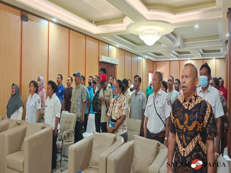 Para peserta pelatihan saat menyanyikan lagu Indonesia Raya (Foto:salampapua.com/Acik)