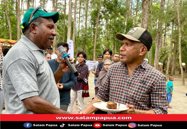 Pemberian kue Ultah kepada VP Community Relations PTFI Engel Enoch oleh Direktur PT. Putra Otomona Jaya Gregorius Okoare (salampapua.com/Evita)