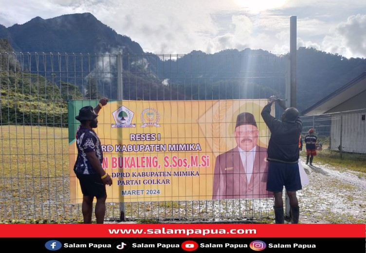 Perwakilan masyarakat kampung Angogin saat membentangkan spanduk reses I tahun 2024 Ketua DPRD Mimika Anton Bukaleng (salampapua.com/Acik)