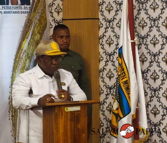 Pj Sekda Mimika Petrus Yumte saat membacakan sambutan Plt Bupati Mimika Johannes Rettob pada penutupan Musrenbang RKPD Mimika 2024 (Foto:salampapua.com/Evita)